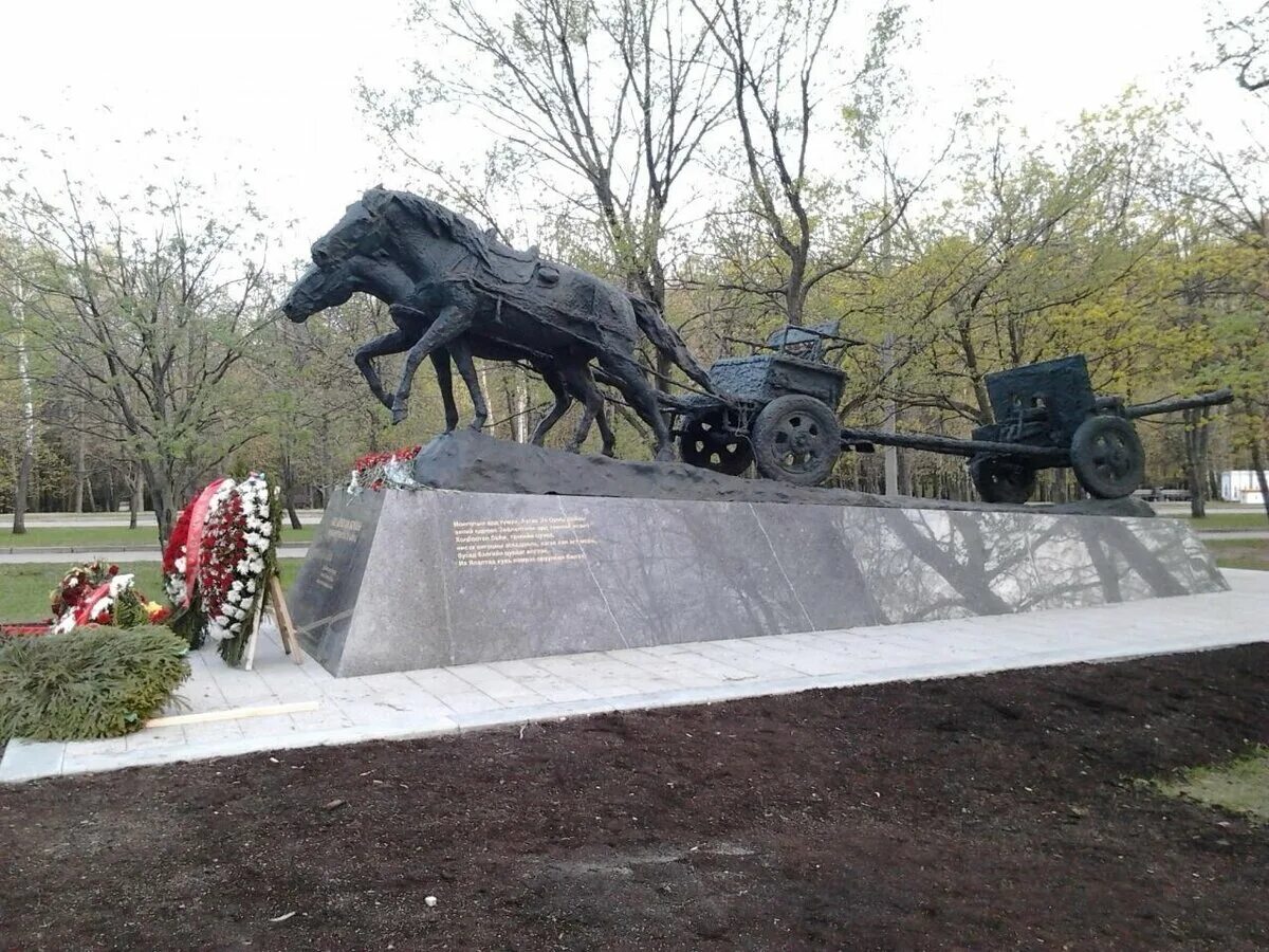 Памятник коню керчь. Памятник лошадь белая красноярск. Открытие памятника кони. Памятник коню керчь. Памятник коню в прокопьевске.