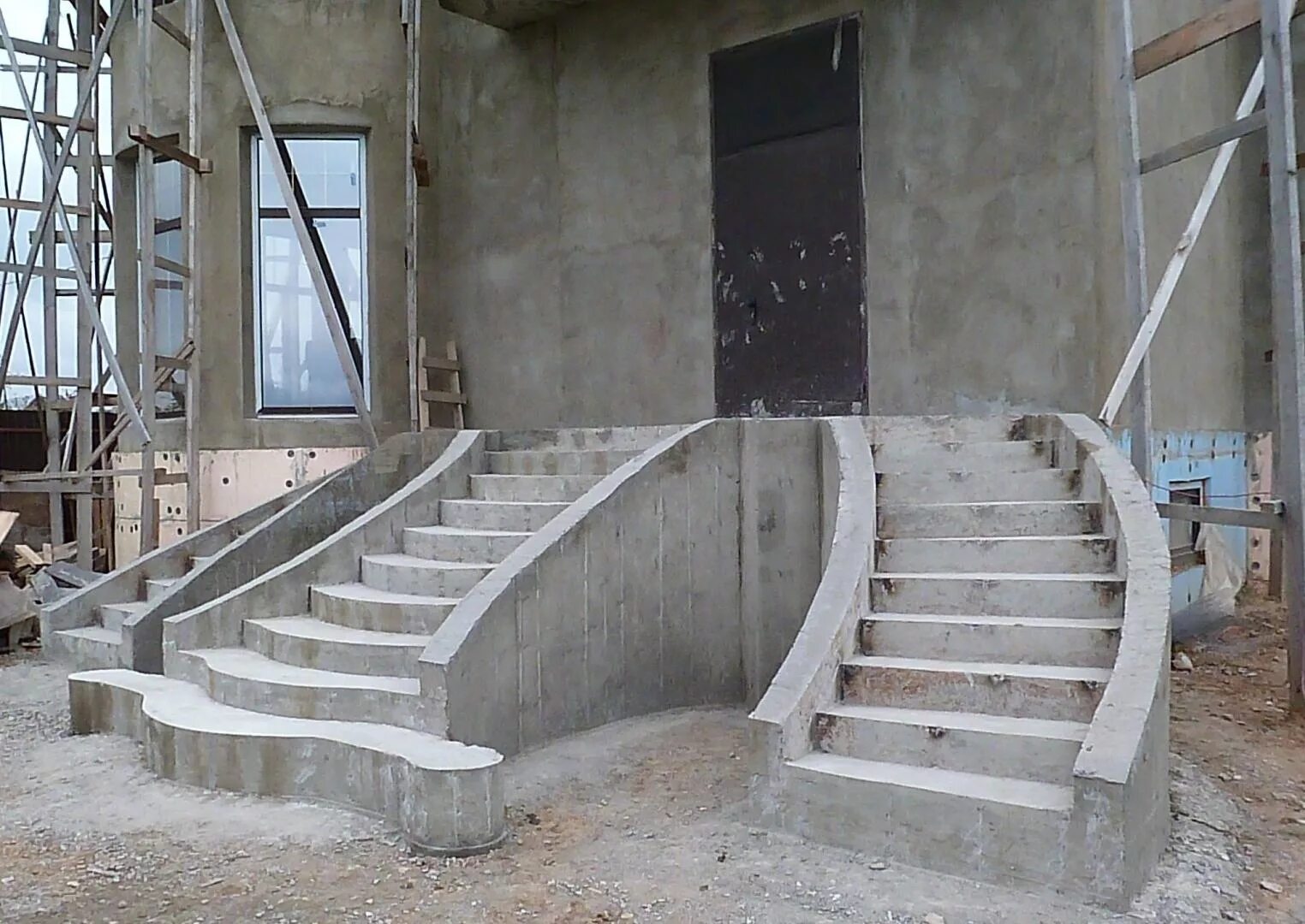 Бетонная лестница на улицу. Лестница из бетона. Наружный лестница из бетона. Наружная монолитная лестница. Уличные лестницы из бетона.
