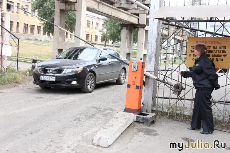 Сторож в гаражный. Шлагбаум. Охранник у шлагбаума. Сторож на шлагбауме. Шлагбаум ручной с охранником.