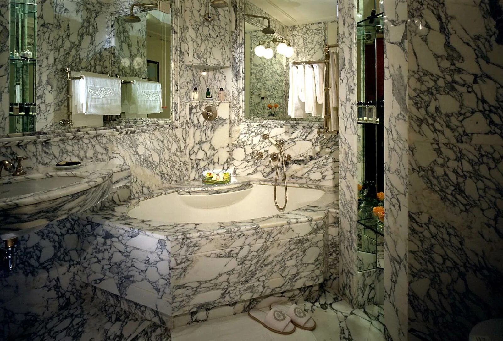 Мрамор Бидасар Голд ванная комната. Ванная комната из камня. Ванная комната из натурального камня. Ванная комната из натурального мрамора. Изготовление ванных комнат