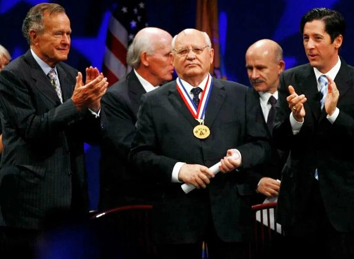 Нобелевская премия Горбачеву. Горбачев медаль США. Медаль за развал СССР Горбачев. Горбачёв Филадельфийская медаль.