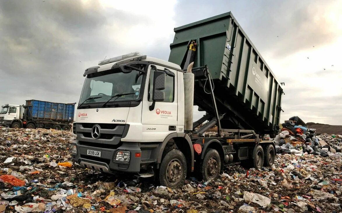 Перевозка отходов. Рассортирование мусора. Спецтранспорт для перевозки мусора. Перевозка отходов. Перевозка отходов.