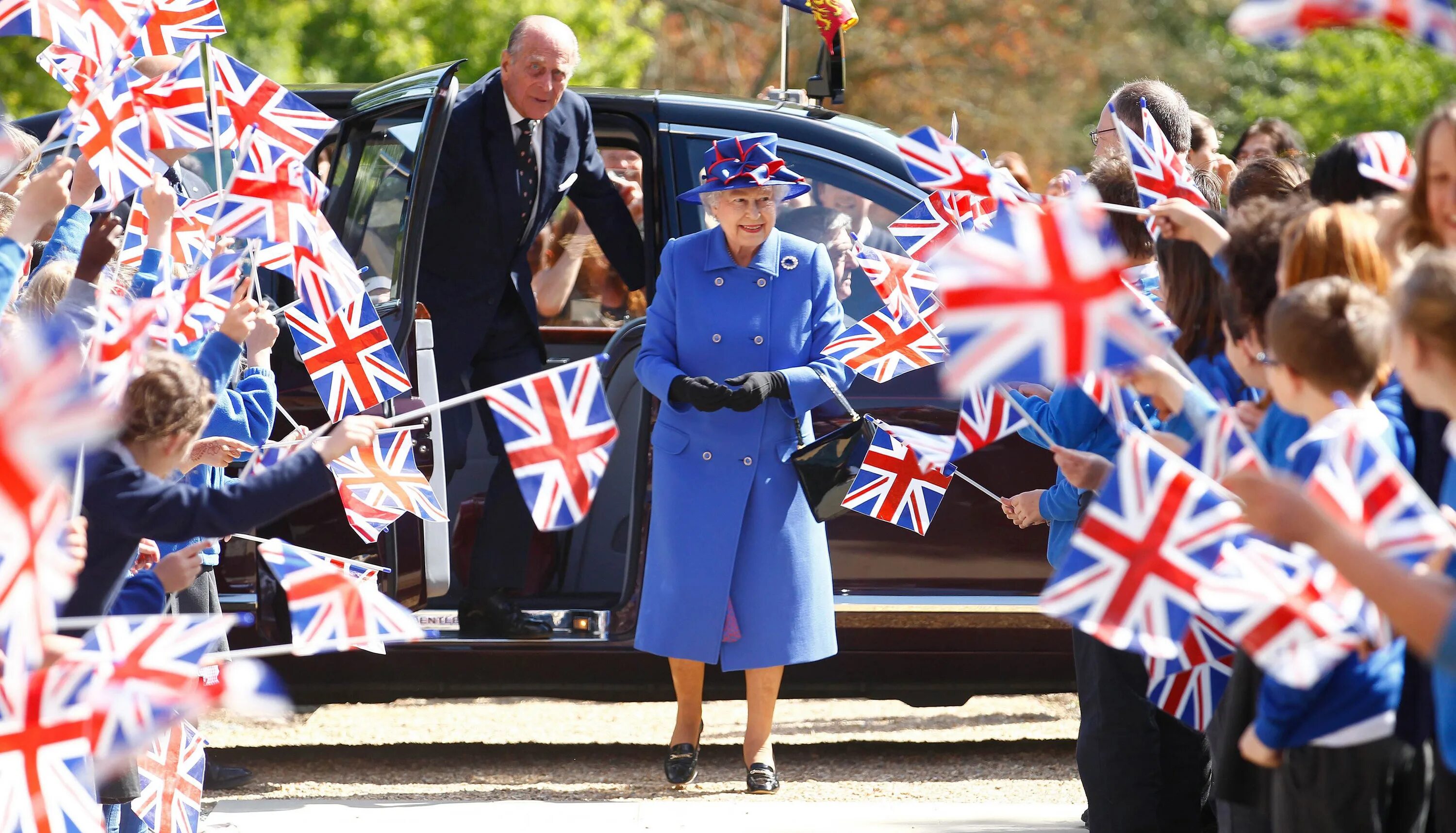 Кто управляет великобританией. Флаг королевы Елизаветы в Англии. Британцы люди.