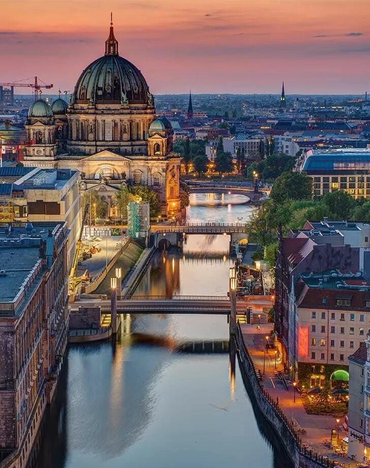 Берлин столица Германии. Столица Германии 2023. Набережная Шпрее в Берлине. Германия столица какой страны