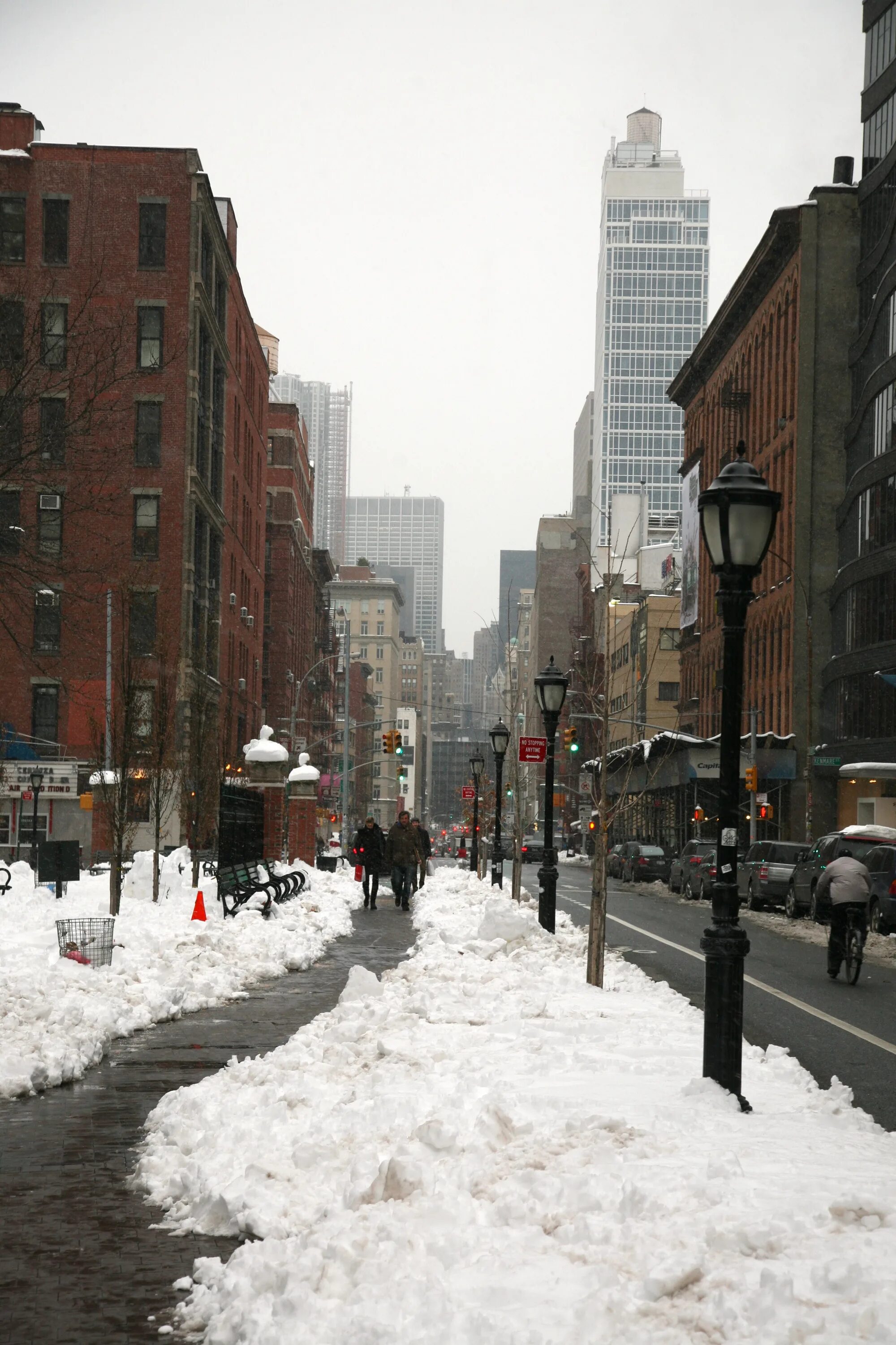 Америка зимнее время. New York снегопад Манхэттен. Сиракьюс штат Нью-Йорк снег. Саммер стрит Нью Йорк зимой. Нью-Йорк Манхэттен Снежная буря.