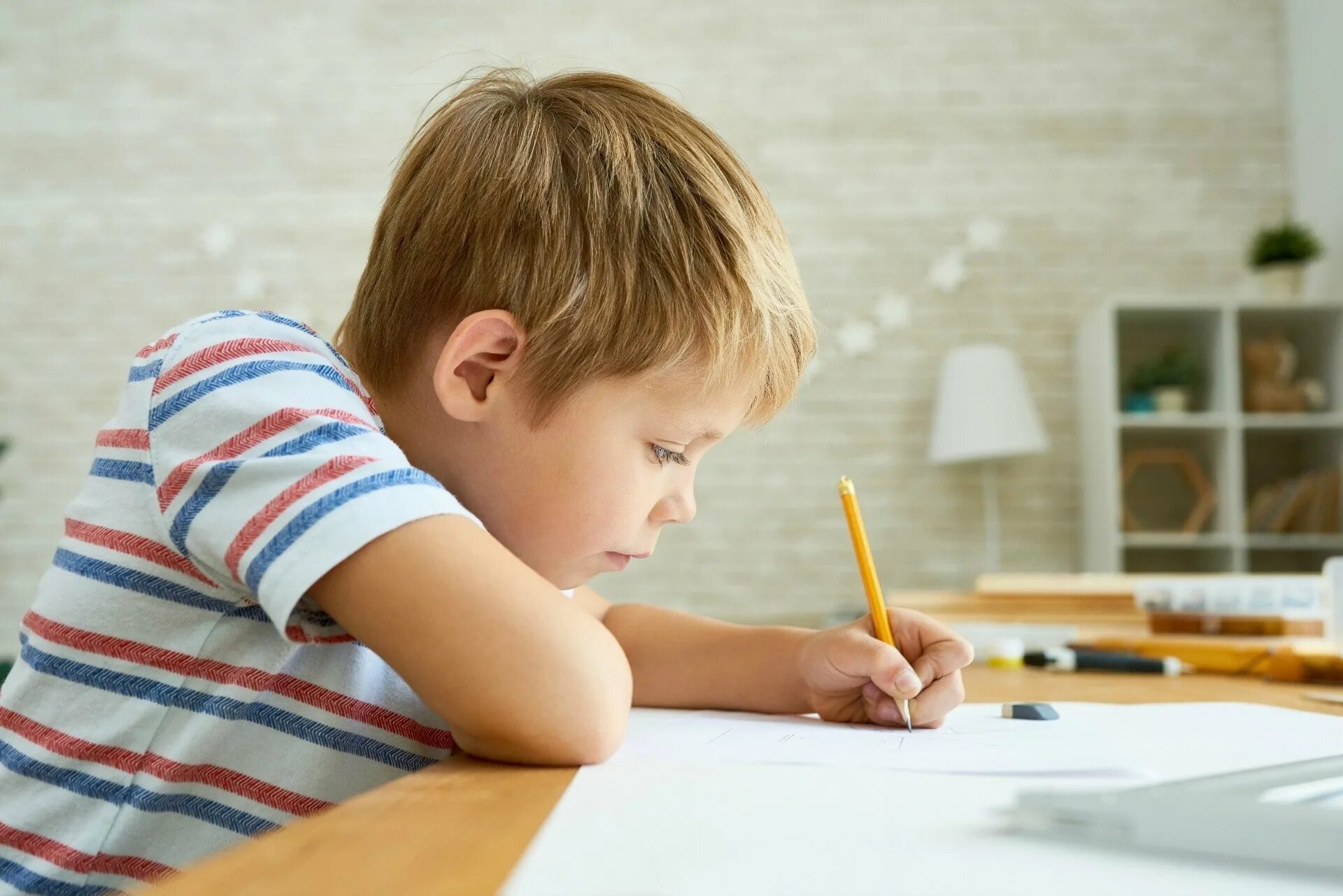 Читаю использую пишу. Читаю использую пишу. Что писать в блокноте. Девочка за учебой. Читаю использую пишу.