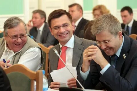 Чиновник смеяться