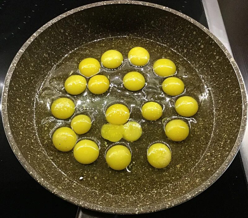 Можно заморозить желтки. Многожноюлтковые яйца. Блюда из желтков. Яйцо с множеством желтков. Желток вареный.