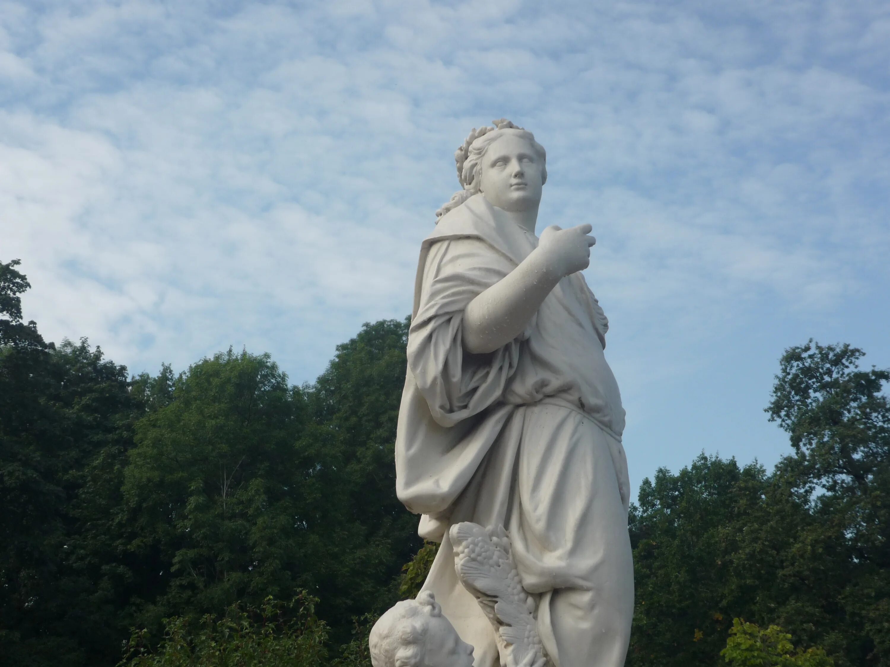 Дитя земли скульптура. Скульптура земля. картинка статуя под землëй. world sculptures.