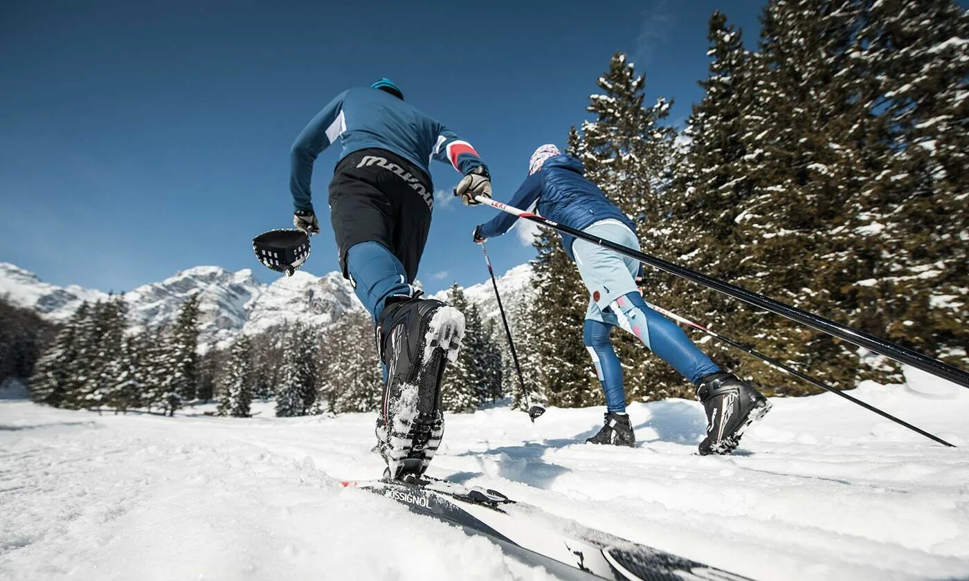 Skiing holiday. Кросс Кантри скиинг. Беговые лыжи. Беговые лыжи гонки. Зима лыжи.