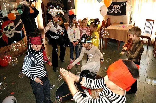 Сценарий мальчику 8 лет. Вечеринка в стиле пиратов. Вечеринка в пиратском стиле для детей. Праздник в стиле пиратов для детей. Детский пиратский праздник.