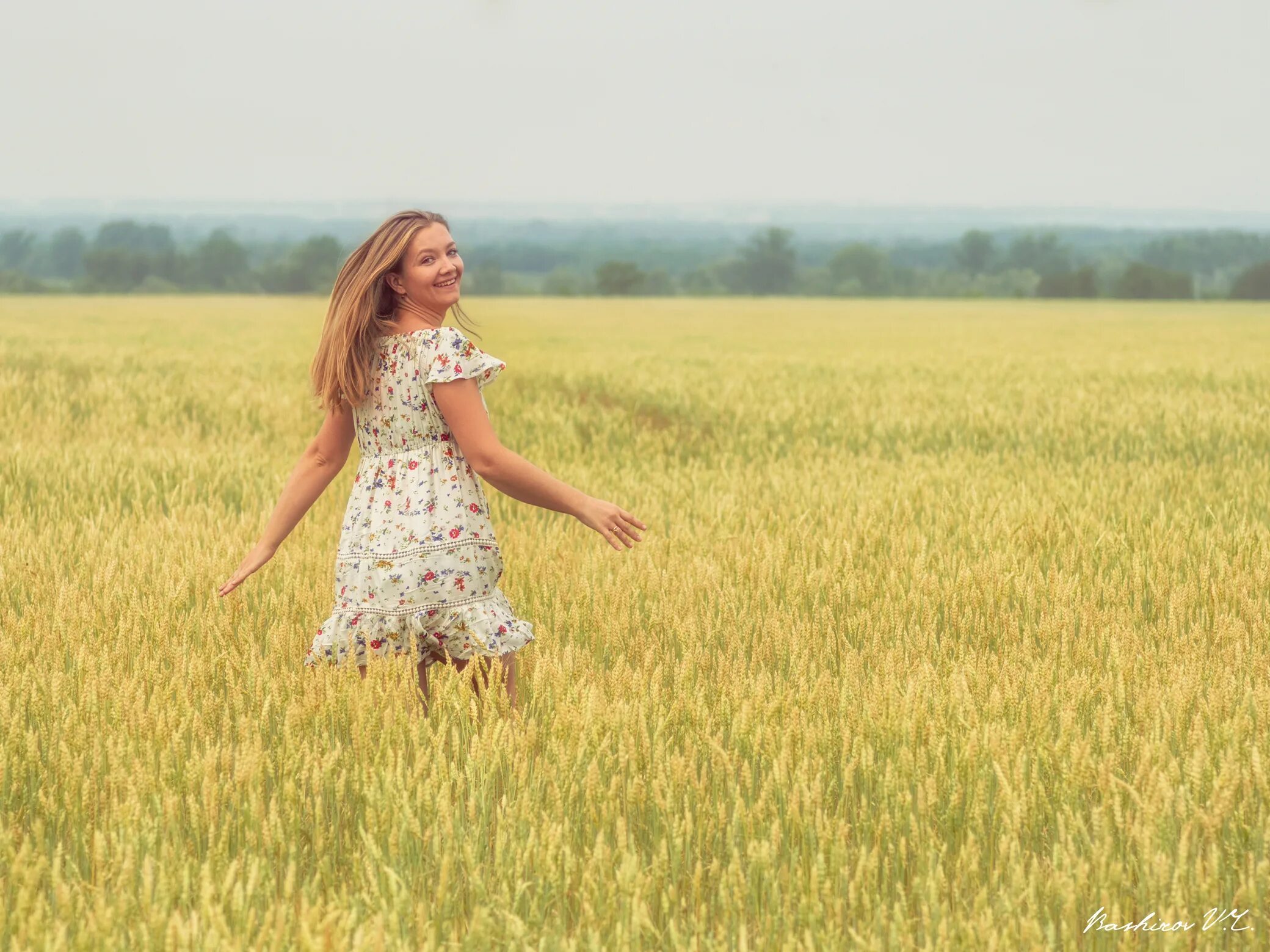 Девушка бежит по полю. Фотосессия в поле во владимире. Девушка в сарафане в поле. Девочка в поле. Девочка в поле.