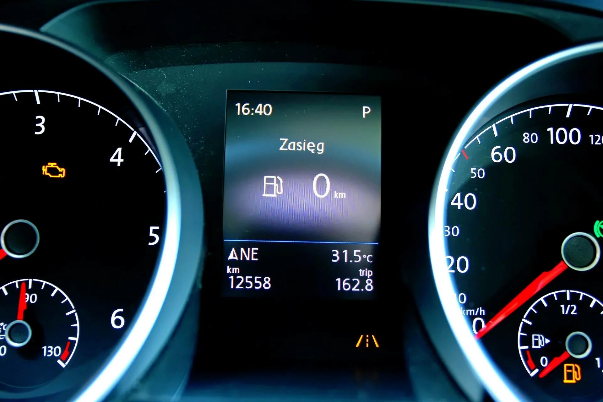 Сколько можно проехать если загорелась лампочка бензина. Сколько остается бензина когда загорается лампочка. Сколько осталось бензина если загорелась лампочка. Горит лампочка бензина. Сколько остается бензина в баке когда загорается лампочка.