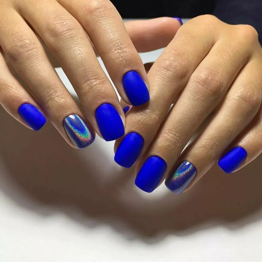 Дизайн ногтей синий короткие ногти. Синий маникюр. Маникюр синего цвета. Яркие синие ногти. Синий маникюр на короткие ногти.