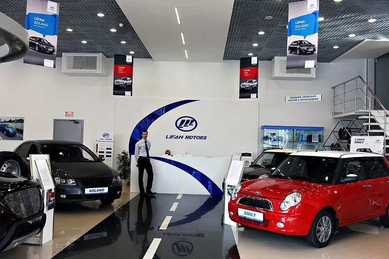 Автосалон gac воронеж остужева 64. Gac дилерский центр. Китайский автосалон. Автосалон китайских автомобилей. Платон авто воронеж.