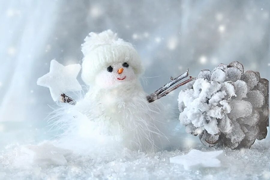 снежная нежность. снег за окном. пушистый снег. цветы в снегу. розовый снег эстетика.