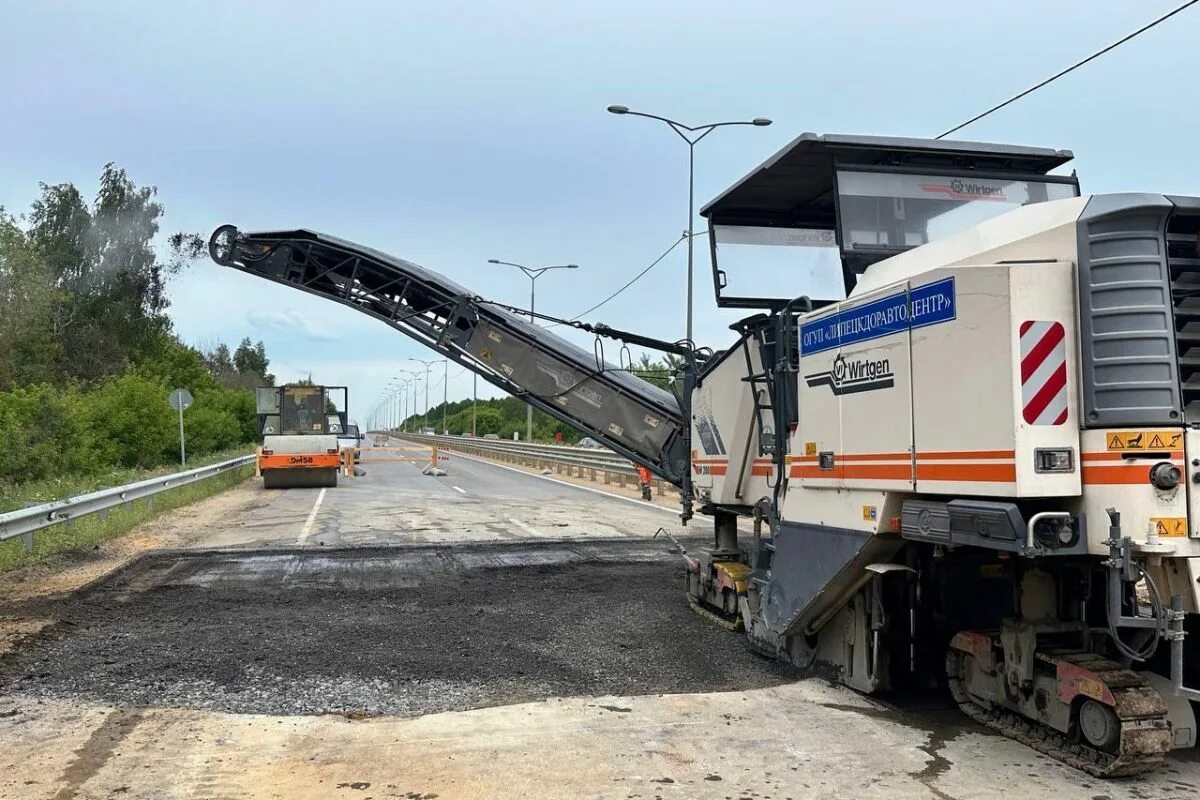 Дорога на субботу. Перекопали дорогу в Липецкой области. Экскаватор на трассе. Кювет дороги экскаватором. Экскаваторы на трассе мг.