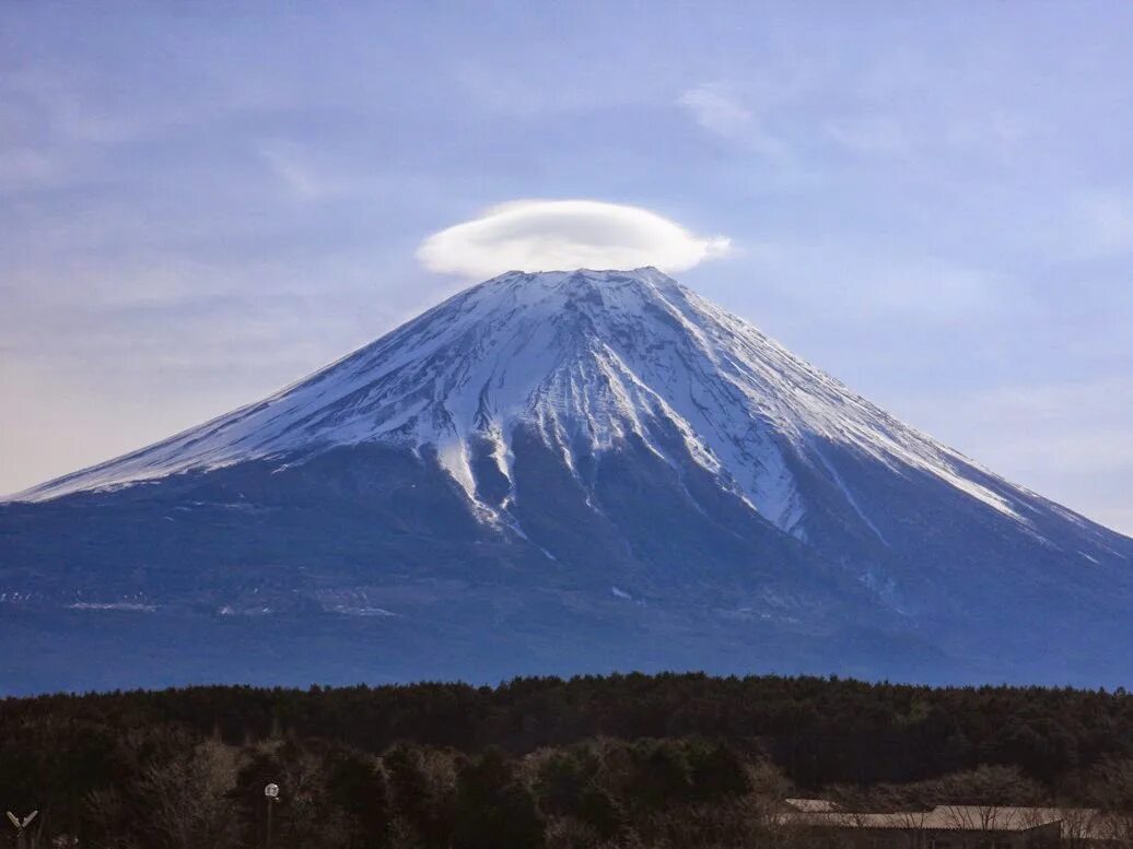 Где находится вулкан фудзияма действующий или потухший. Вулкан Фудзияма высота. Фудзияма жерло. Фудзияма кратер. Вулкан Фудзияма 3776 м.