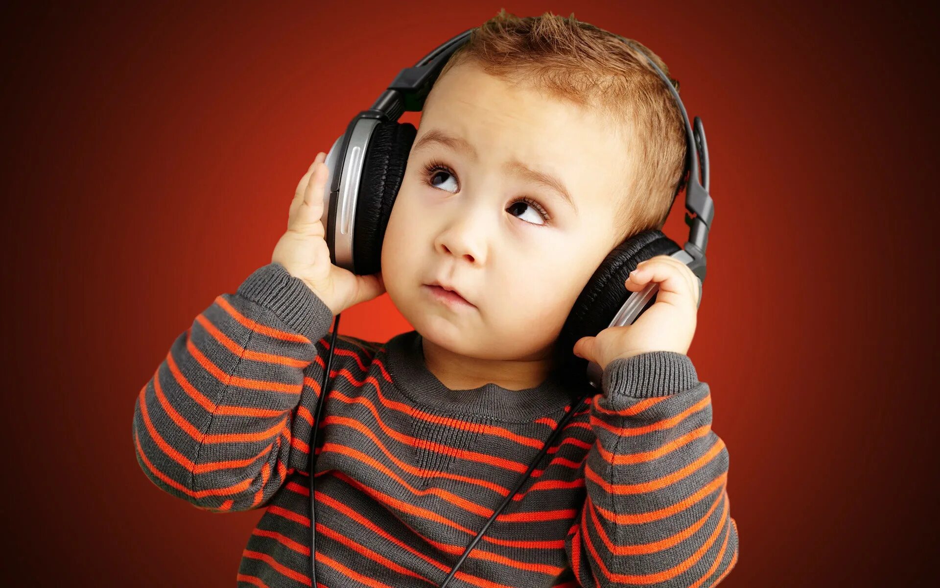 She listen to the radio. Ребенок в наушниках. Мальчик слушает. Аудио прослушивание для детей. Мальчик слушает музыку фото.