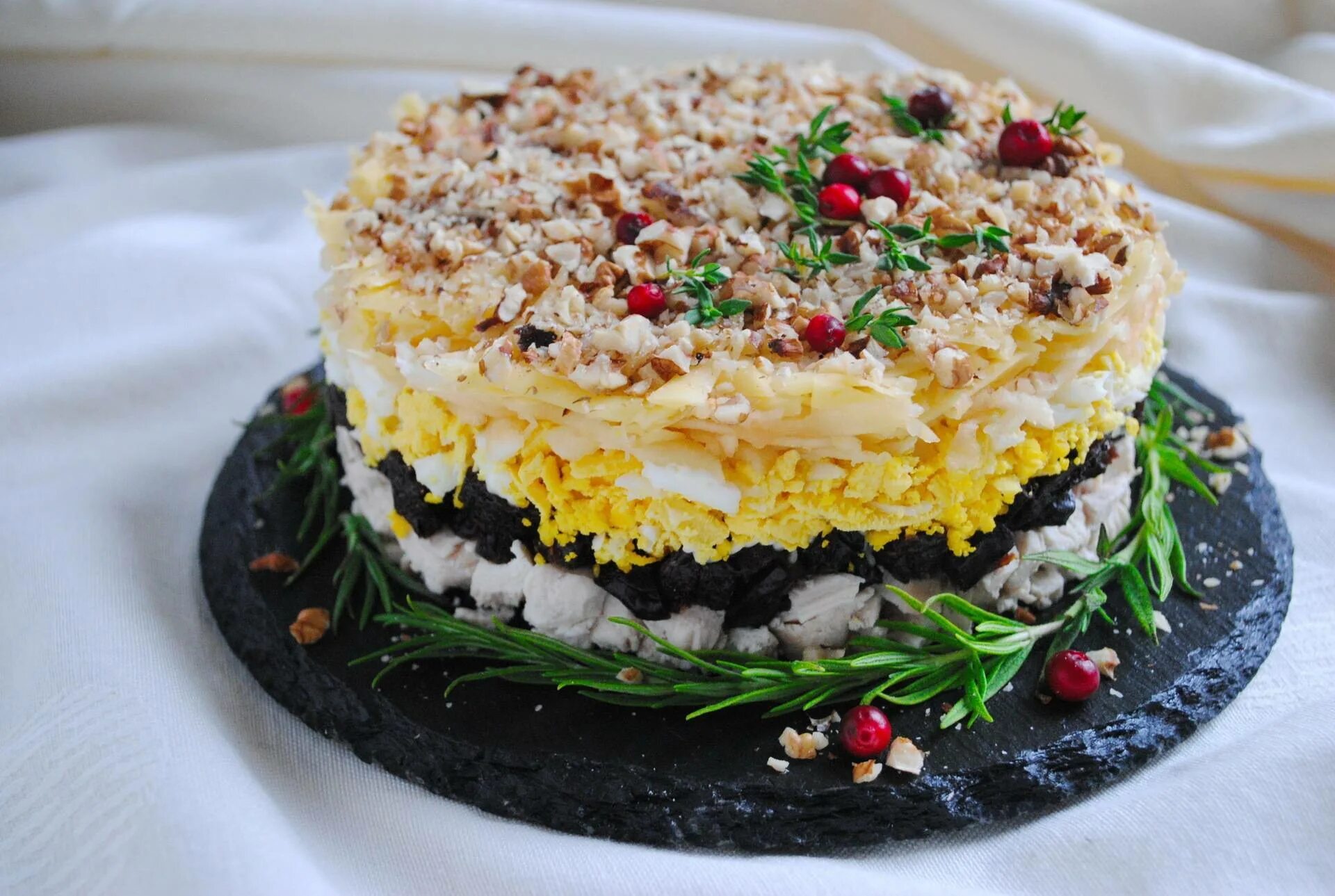 Салат с курицей и черносливом и грецкими орехами и сыром. Салат со свежим черносливом. Салат нежность с курицей и черносливом. Салат нежность с курицей и черносливом и грецкими. Салат со свежим черносливом.