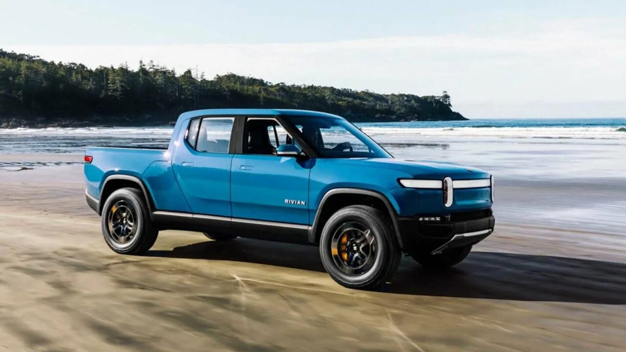 Пикап трое. Rivian r1t. Rivian r1t пикап. Rivian электромобиль. Rivian r1s внедорожник.