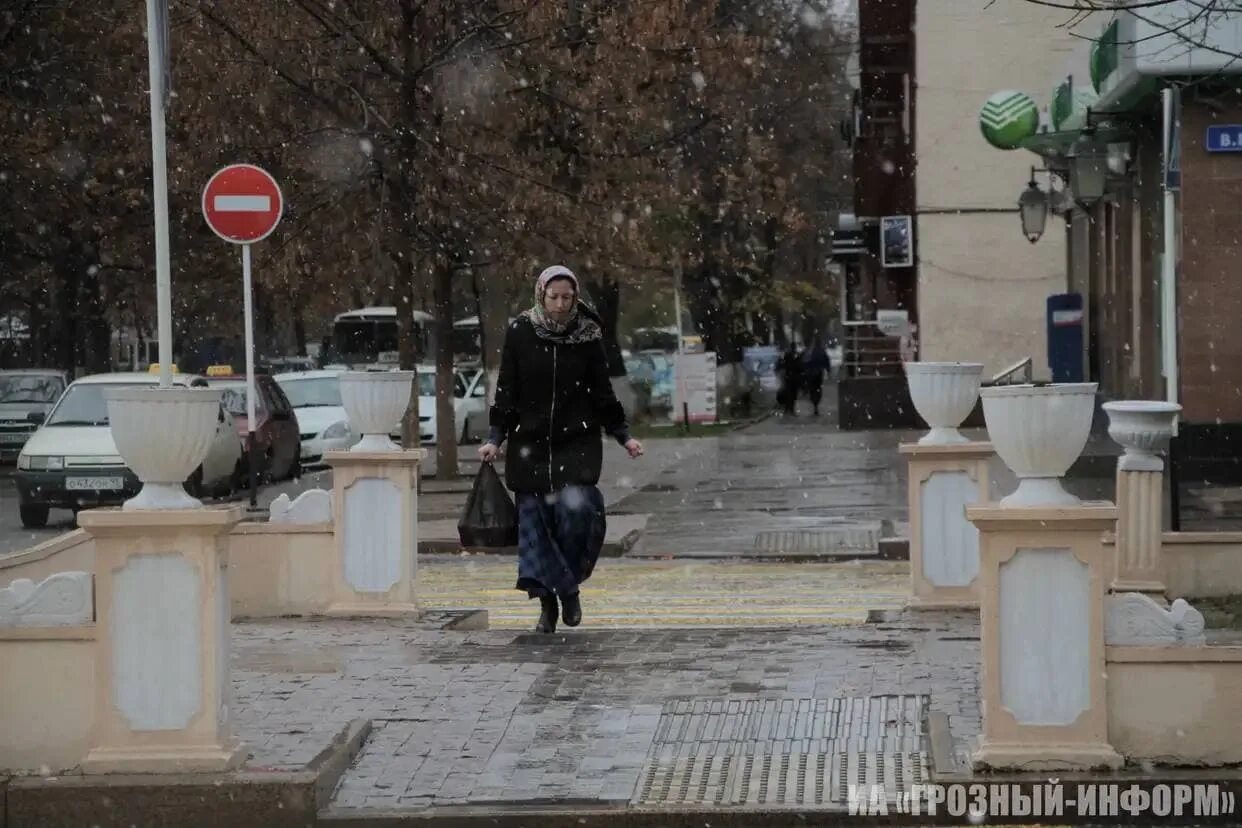 8 утра на улице. Снегопад в Грозном. Дождь в Грозном. Снег в Чечне. Ливни в Чечне.