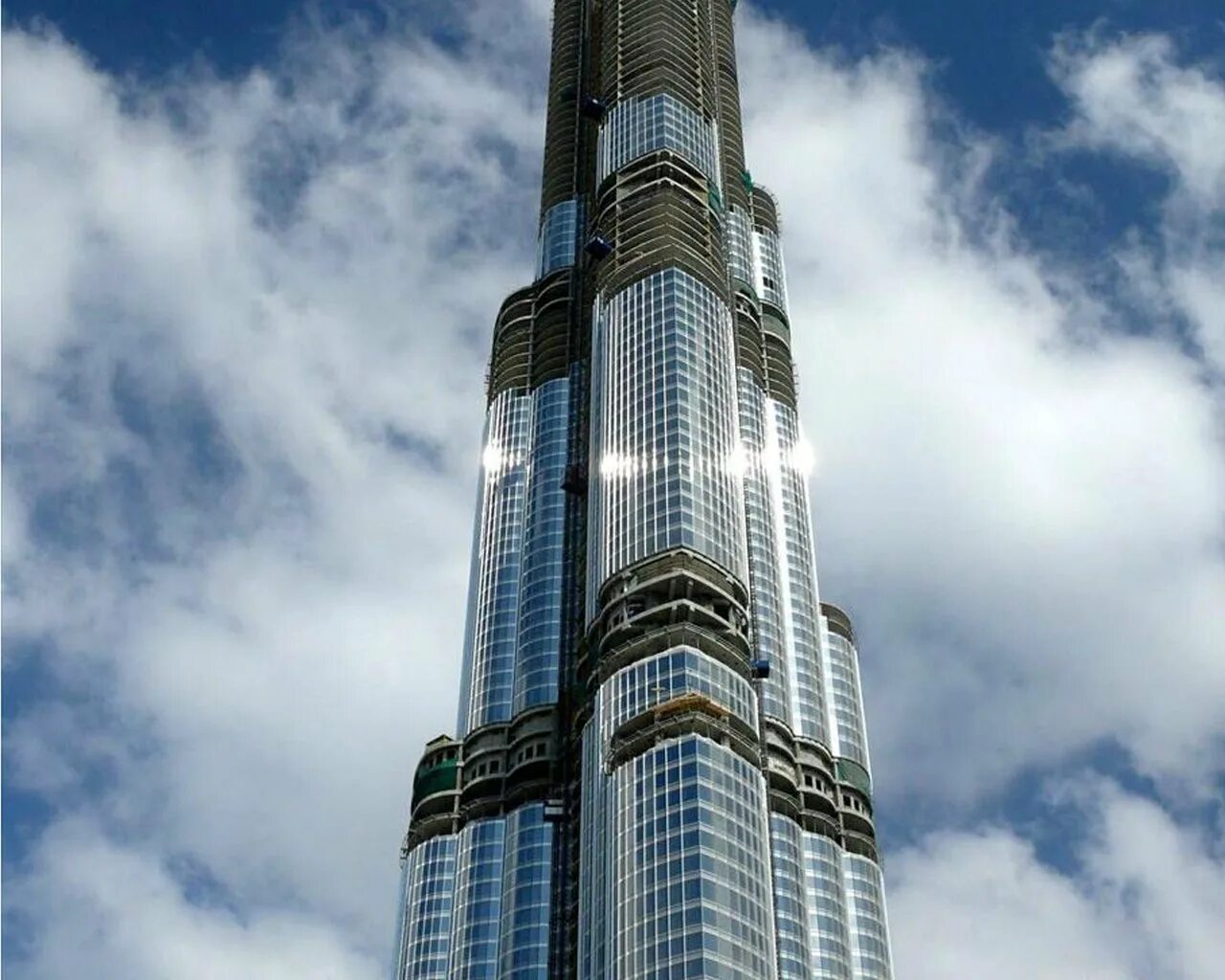 Самое огромное здание. Небоскрёб Бурдж-Халифа в Дубае. Здание Бурдж Халифа. Бурдж Халифа 100 этаж. Дубай здание Бурдж Халифа.