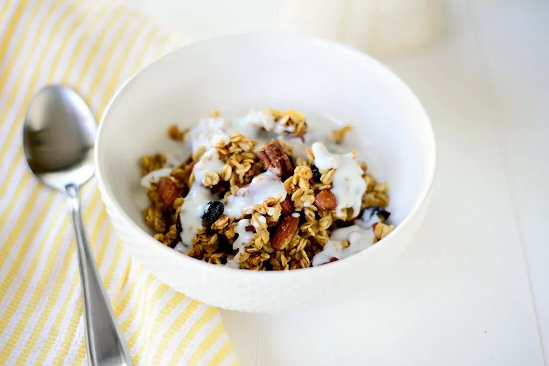 Granola мюсли. Мюсли сырые. Гранола в контейнер. Порция мюсли. Порция мюсли.