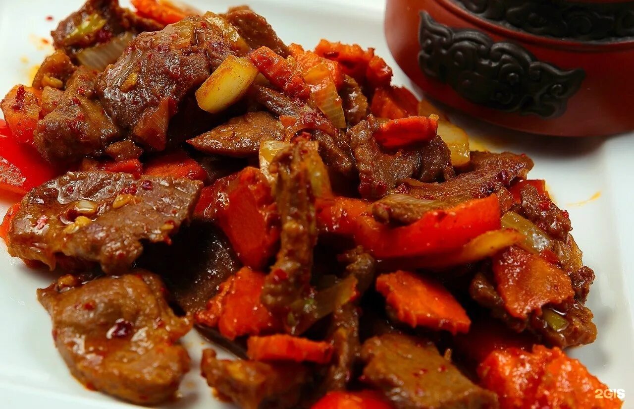 Печень жареная. Печень говяжья гуляш. Мясные рулетики. Печень приготовленная. Мясо с печенью.