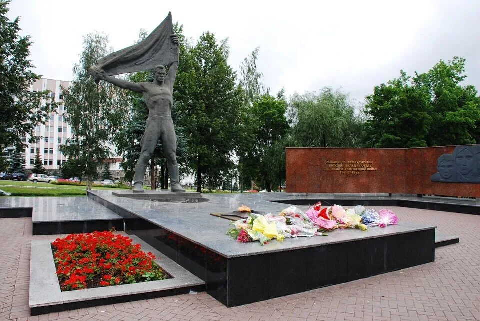 Монумент у вечного огня ижевск. Монумент боевой славы ижевск. Второй вечный огонь в ижевске. Монумент боевой славы ижевск. Монумент у вечного огня ижевск.