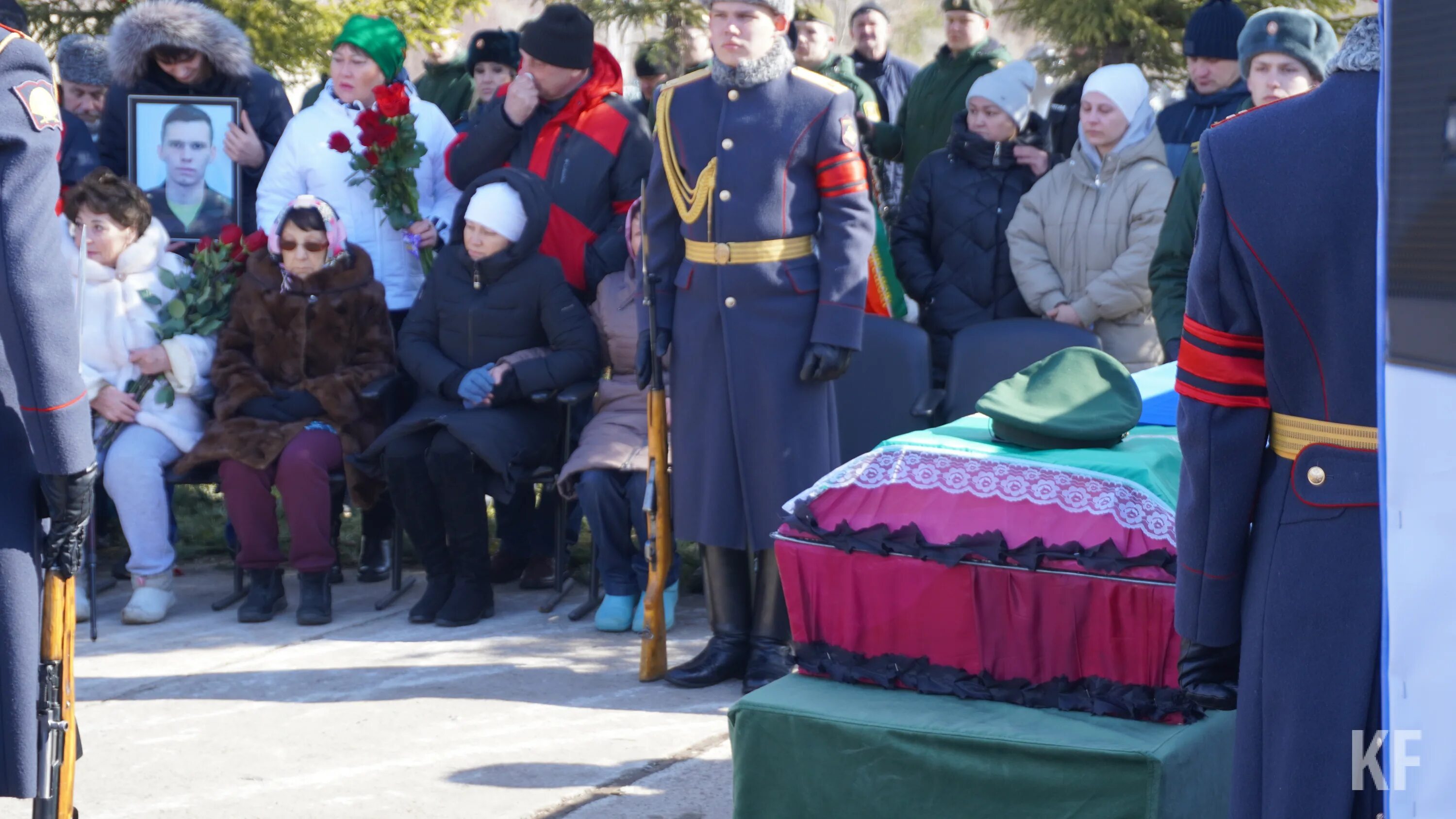 Похороны солдата в Набережных Челнах. Похороны погибших на Украине. В Челнах простились с погибшим на Украине. Похороны нава