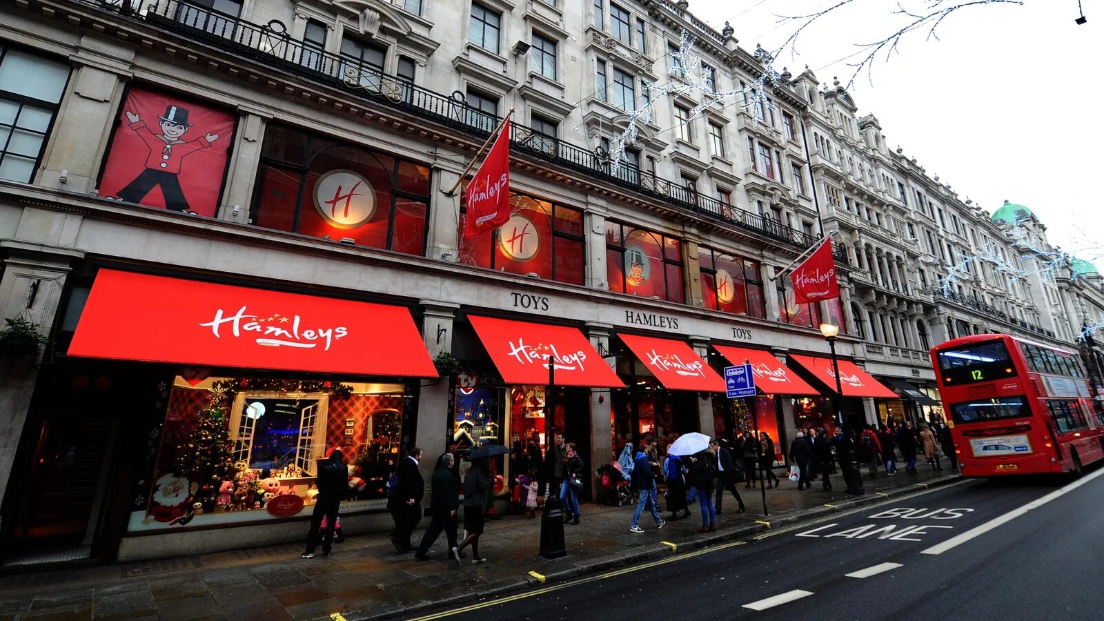 Hamleys london. Hamleys в Лондоне. Хамлес магазин в Лондоне. Hamleys Regent Street. Hamleys снаружи.