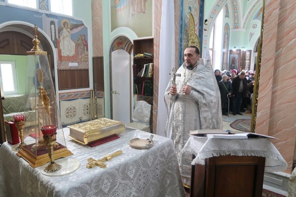 крестины в сербской церкви. что в комнате в которую заносят мальчиков при крещении в церкви. почему мальчиков заносят в алтарь. почему мальчиков заносят в алтарь. почему мальчиков заносят в алтарь.