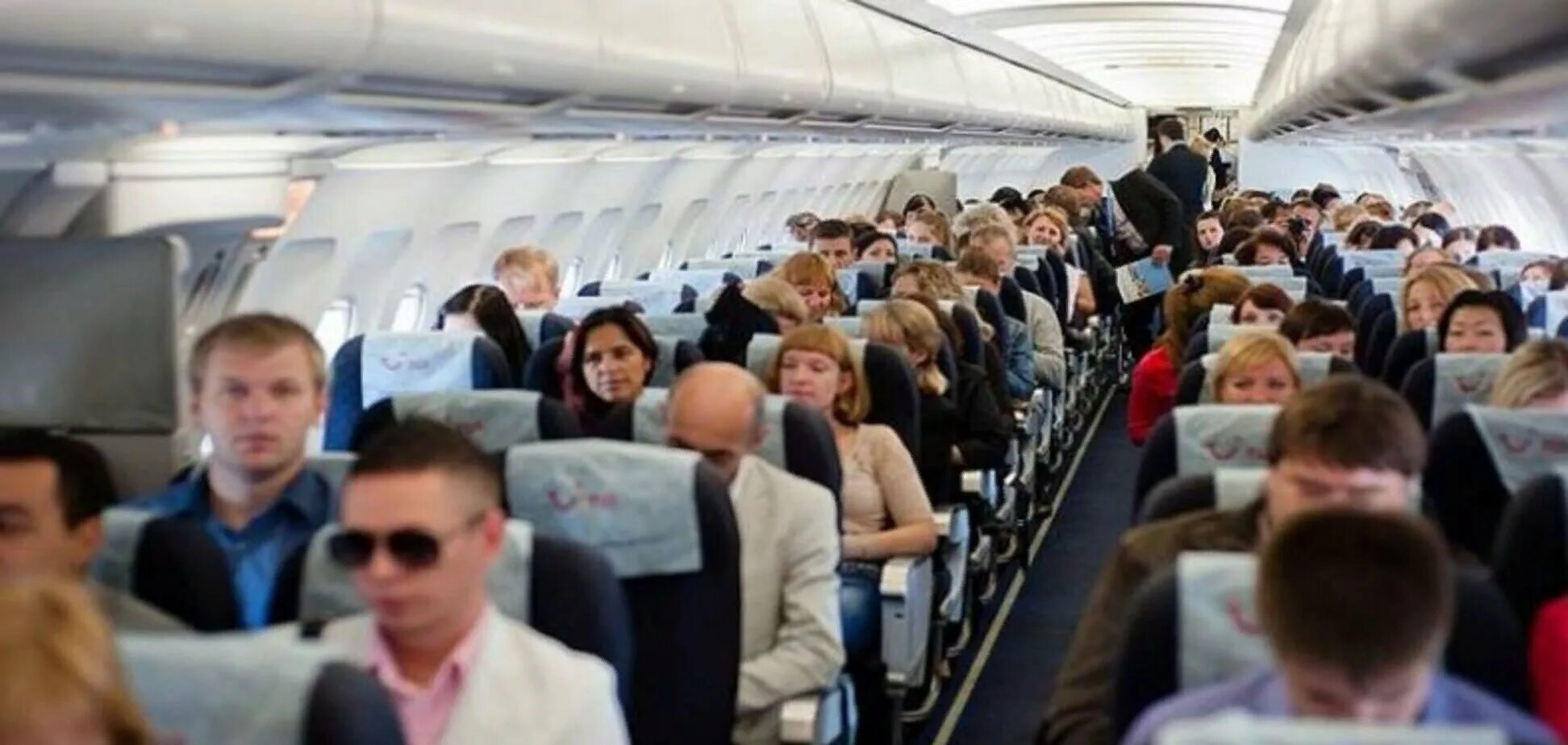 Самолет с пассажиром. Салон самолета с пассажирами. Пассажиры на борту самолета. Самолет внутри.