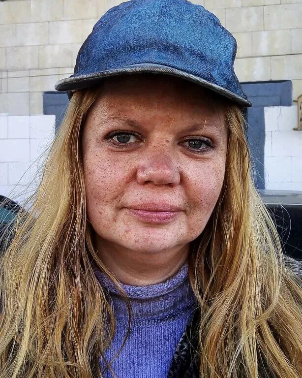 Нищие девушки. Неухоженная женщина. Неухоженная женщина. Неухоженное лицо женщины. Про бомжей девушек.