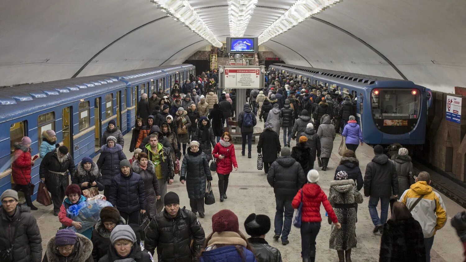 В новогоднюю ночь до скольки работает метро. Новосибирское метро. метро новосибирск 2020. метро новосибирск люди. новосибирское метро час пик.