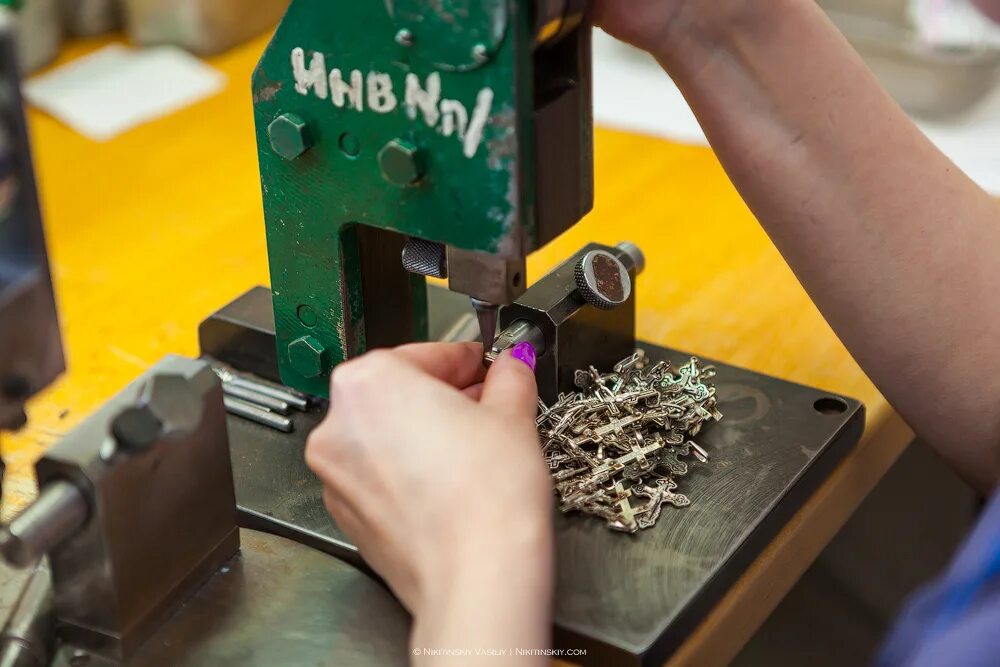 Полировка изделий. Рабочее место ювелира гравера. Ювелиров полировщиков. Шлифовка ювелирных изделий. Ювелир завод.