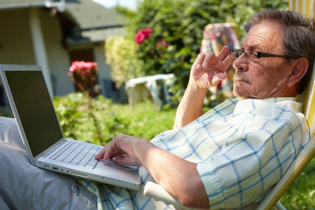 Старые веб. Пожилой человек за компьютером. Пенсионеры с ноутбуком. Старики и компьютер. Пожилой человек с ноутбуком.