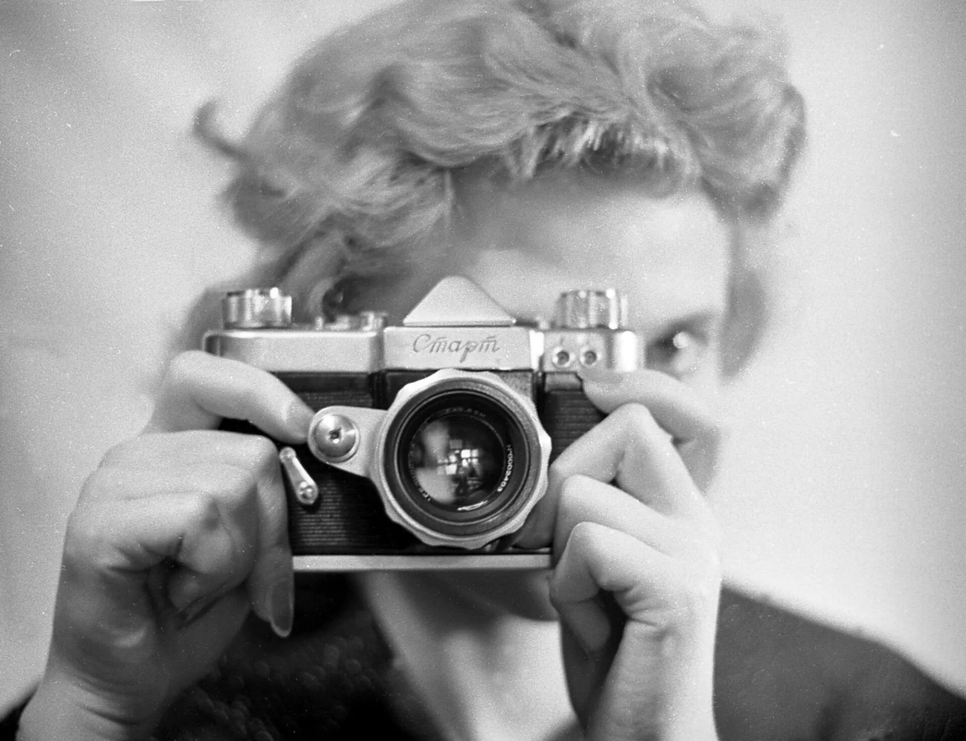 Некоторых фотографиях. Братья Люмьер фотографии. Фотоискусство. Фотограф СССР. Композиция с фотоаппаратом.