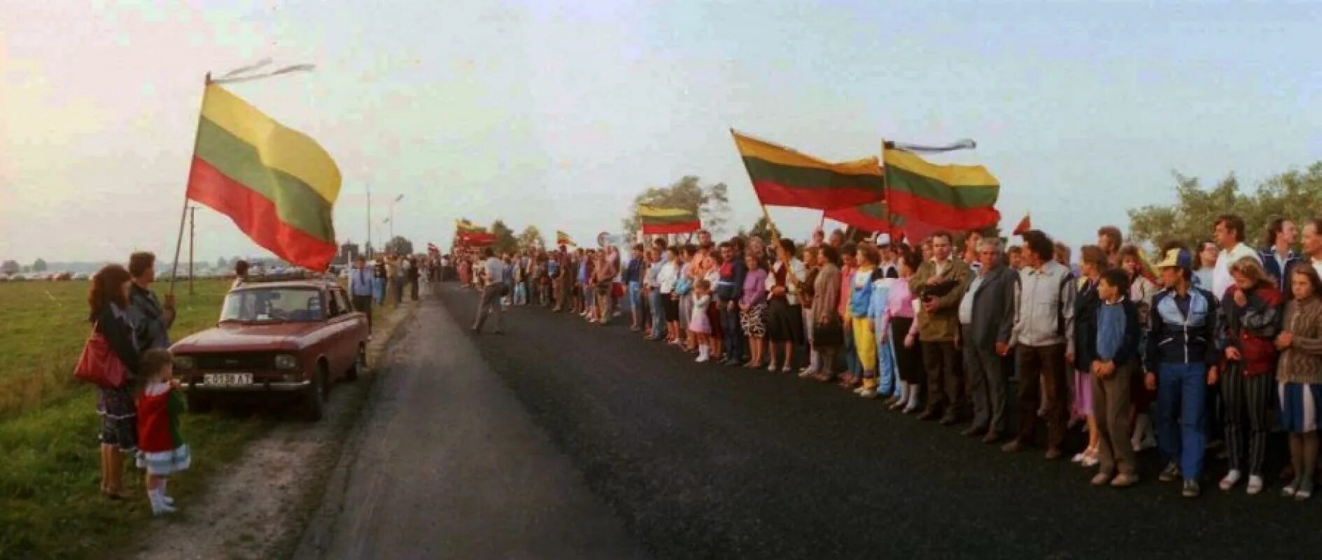 Акция балтийский путь 1989 литва. Балтийский путь. Балтийский путь. Балтийский путь литва. Акция балтийский путь 1989.