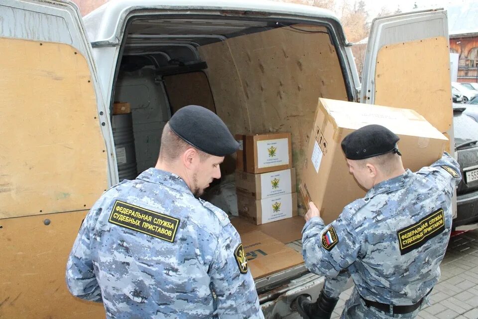 Производстве пристав направляет в. Гуманитарная помощь Донбассу ФССП. Гуманитарная помощь ФССП. Приставы отправили СД сводное производство. Помощь Донбассу.