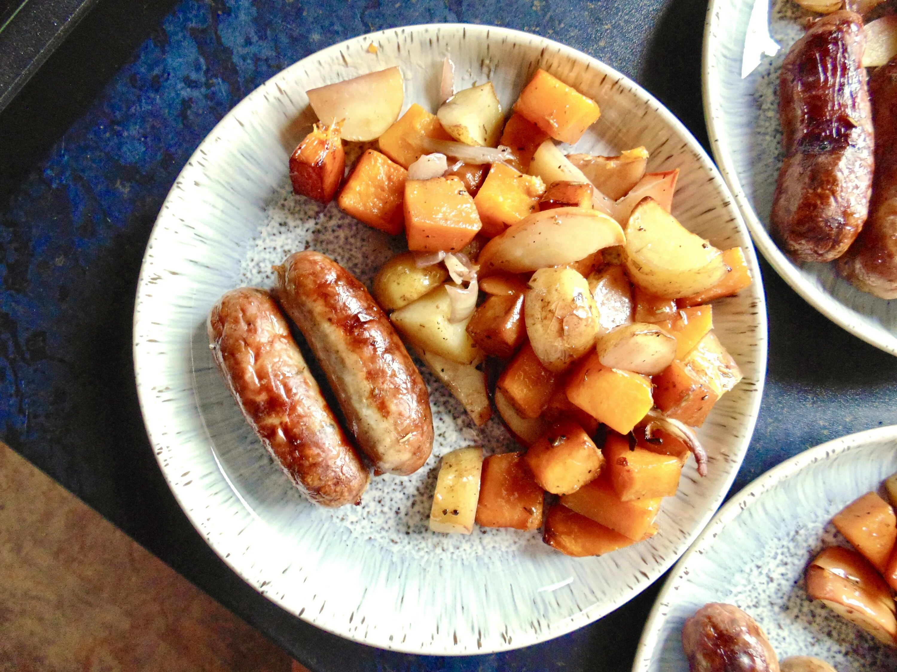 Приготовить колбаски с картошкой. Картофель с колбасками. жареная картошка с колбасками. колбаски с картофелем по деревенски. сардельки с картошкой.
