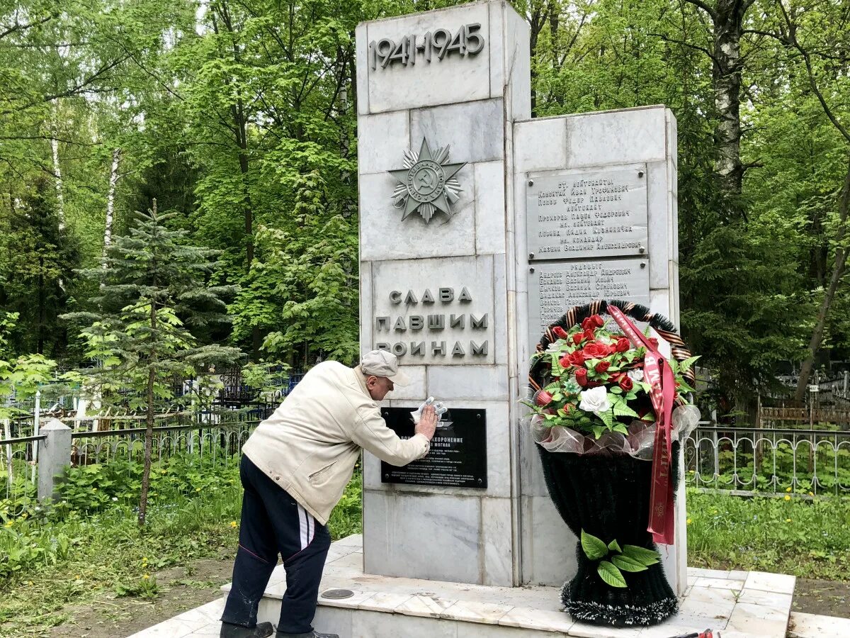 Нижнем новгороде похоронят. Кладбище Марьина роща Нижний Новгород. Братская могила Марьина роща Нижний Новгород. Кладбище Марьина роща Нижний Братская могила. Захоронения в Нижнем Новгороде кладбище Марьина роща.