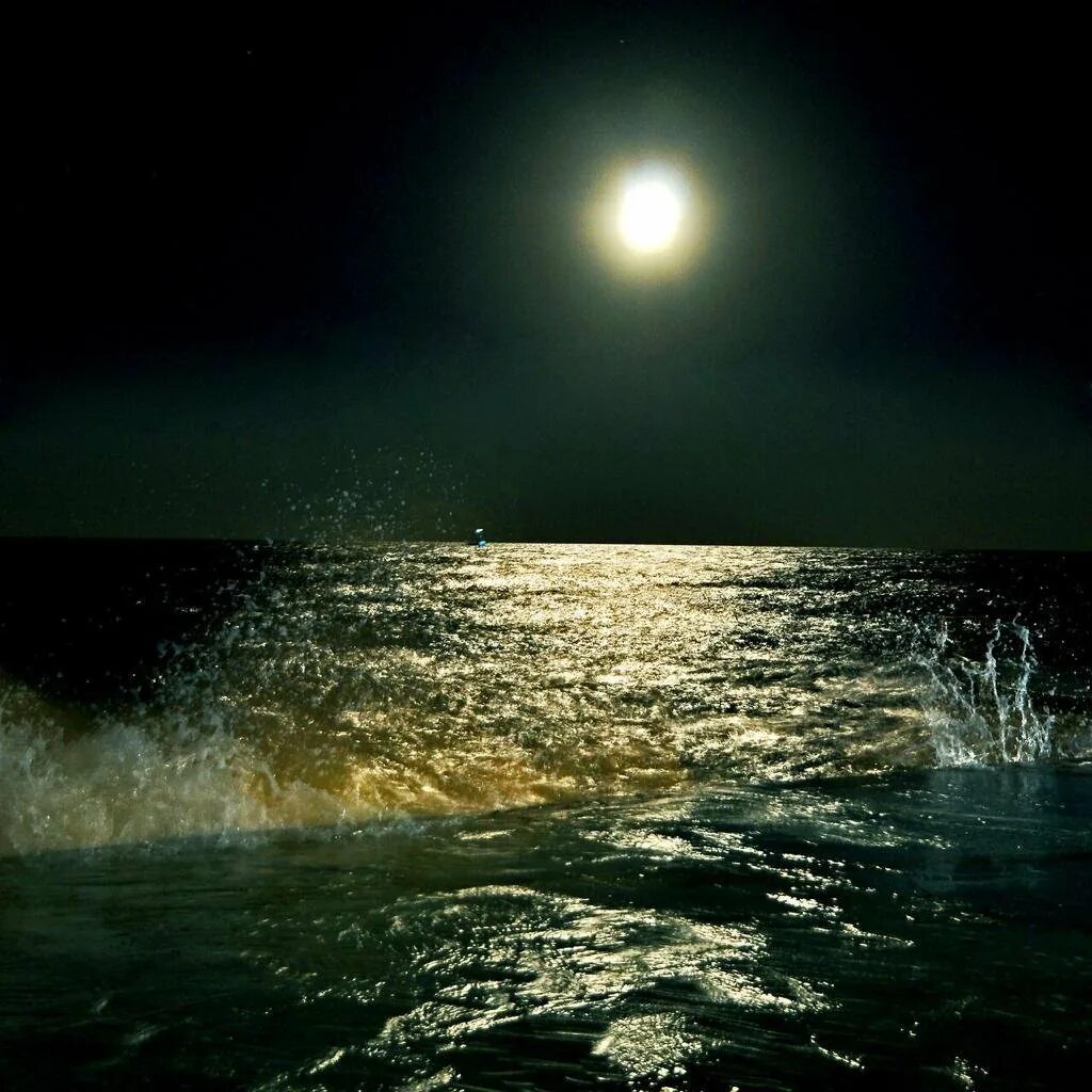 Свет луны свет волны. Ночное море. Ночь в море. Лунная дорожка. Лунная ночь на море.
