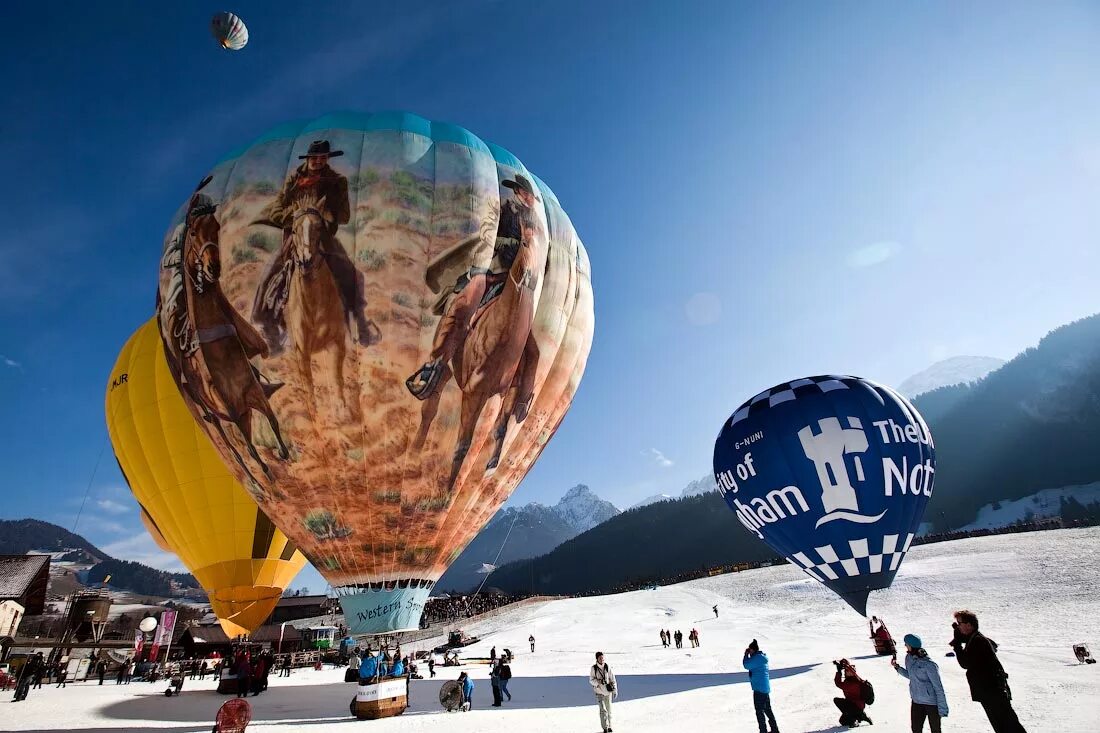 Полет на шаре уфа. Фестиваль воздушных шаров в Швейцарии. Необычные воздушные шары. Воздушный шар полет. Воздушный шар в горах.
