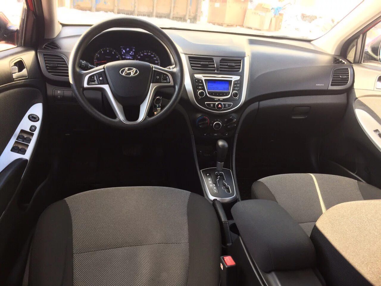 Hyundai Solaris 2012 салон. Hyundai Solaris 2012 седан сало. Хундай Солярис 2012 салон. Салон Хонда Солярис 2012.