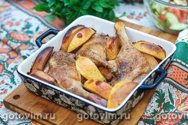 Утка запеченная с айвой и яблоками. Утка с айвой запеченная. утиная нога с айвой. бедра утки с айвой. утиные ножки рецепты приготовления.