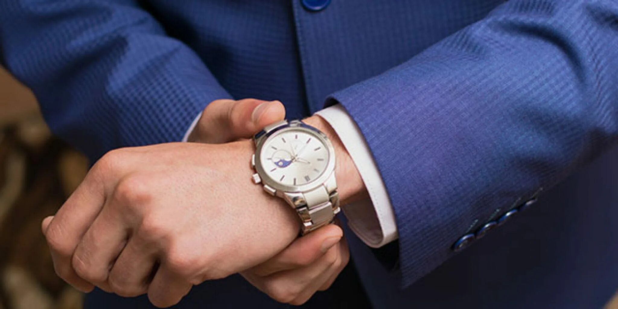 носить часы на правой руке. часы на правой руке. много часов на руке. мужчина носит часы на левой руке. мужчина носит часы на левой руке.