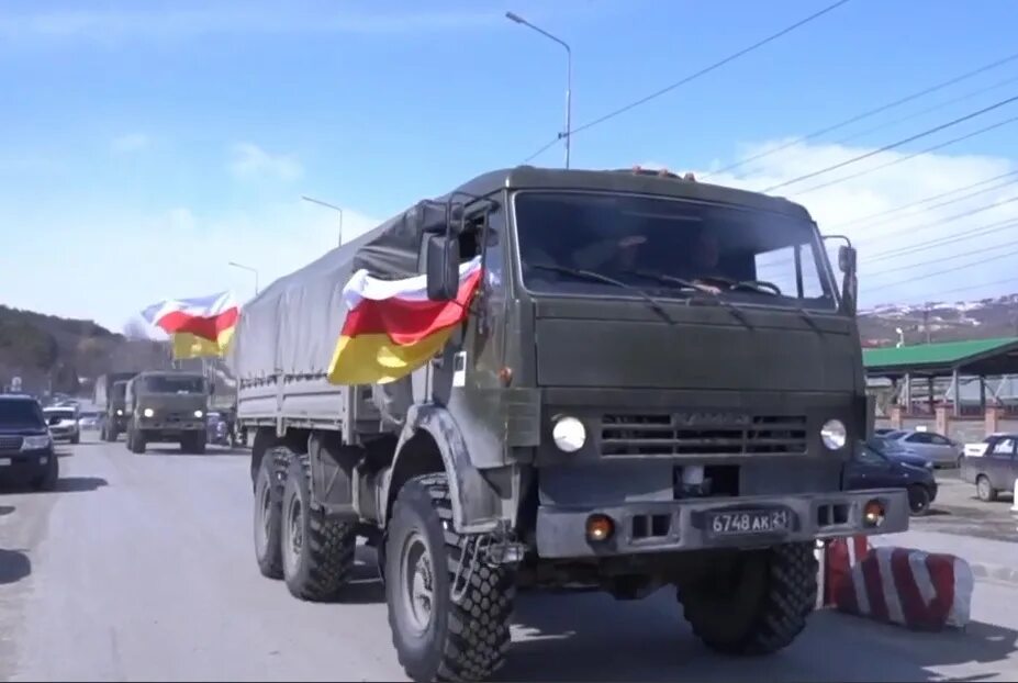 Южная осетия присоединилась. Военные Южной Осетии. Армия Южной Осетии на Украине. Военные из Южной Осетии. Колонна военных КАМАЗОВ.