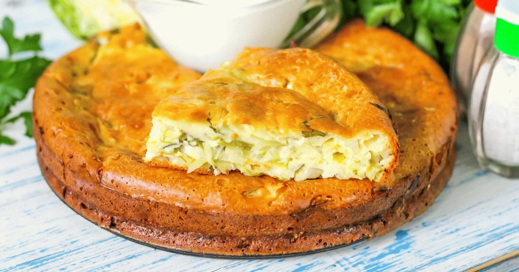 Наливной пирог с капустой на кефире в духовке. Заливной пирог с ревенем. Кухня наизнанку заливной пирог с капустой. Кухня наизнанку заливной пирог с капустой. Рук заливной пирог.